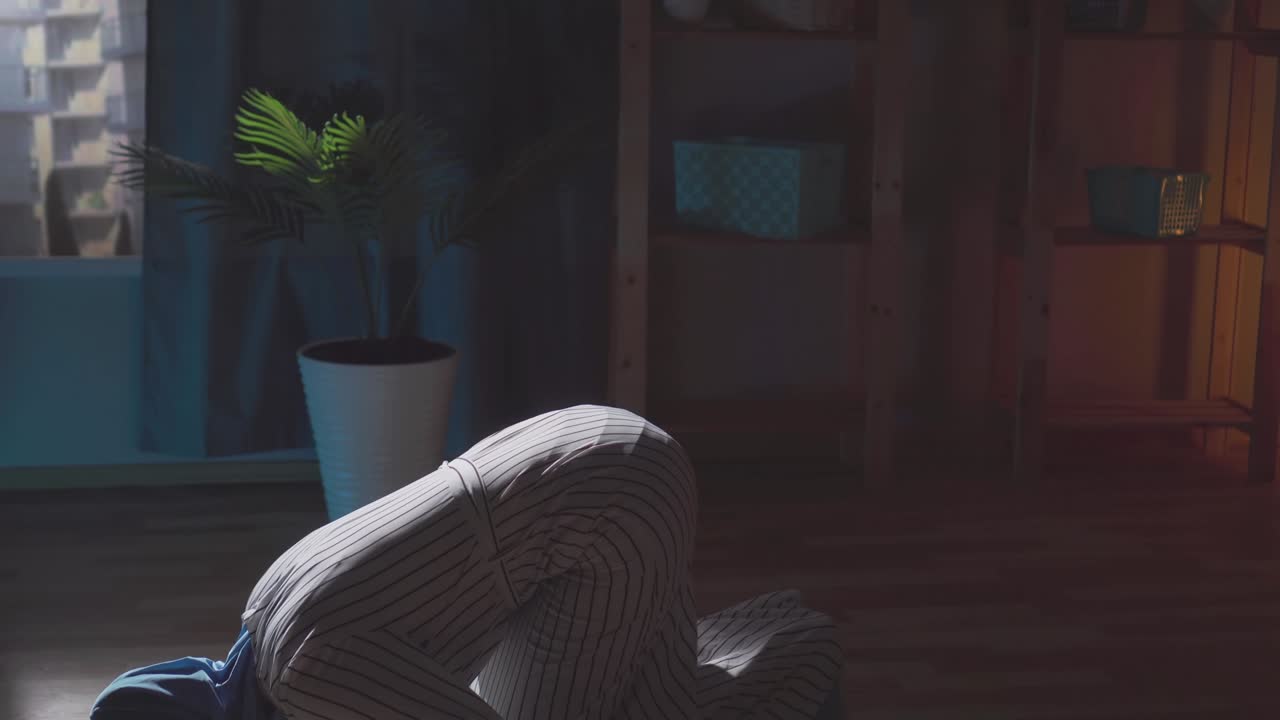 히자브를 입은 아름다운 젊은 무슬림 여성이 집에서 가까이에서 기도합니다.