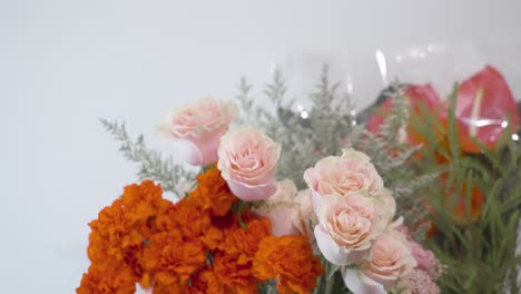 moviendo un par de tipos de flores utilizadas para arreglos florales