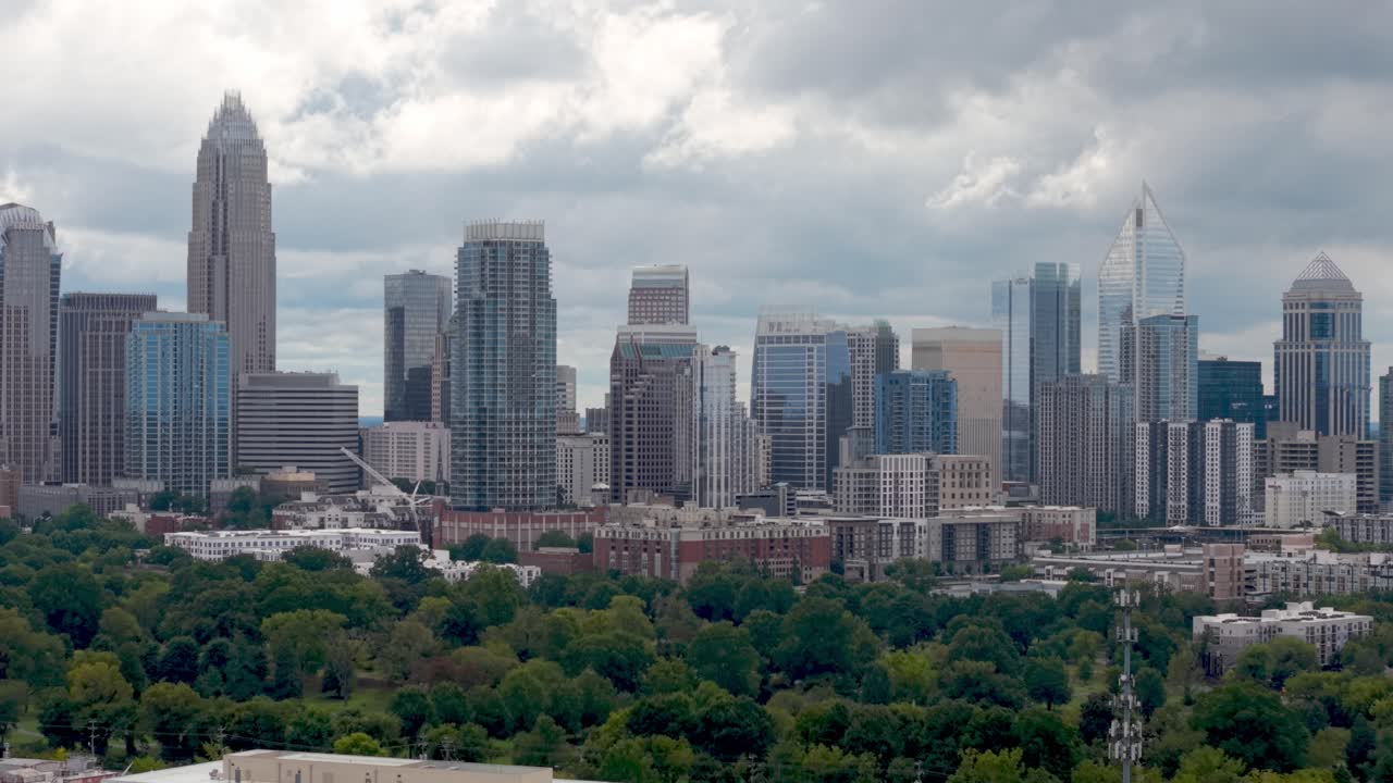 항공 촬영으로 천천히 빠져나오는 샬럿 노스캐롤라이나 스카이라인