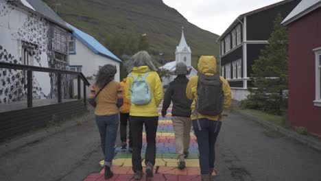 este es un grupo de amigos explorando un pequeño y hermoso pueblo en islandia.