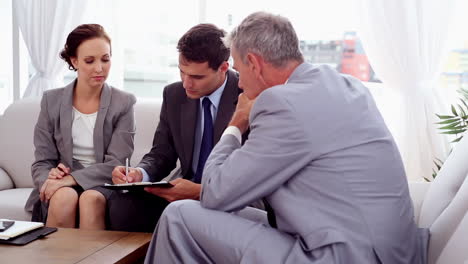 gente de negocios firmando un contrato
