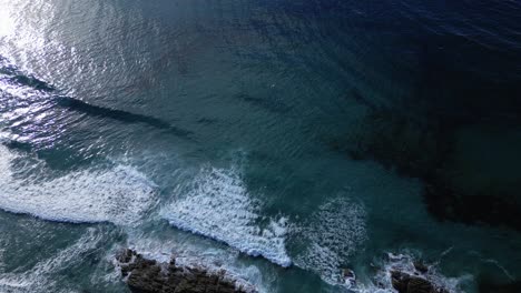 Obenliegende-Ansicht-Von-Ozeanwellen-Während-Des-Sonnenuntergangs-An-Der-Playa-De-Caion-In-Galicien,-Spanien