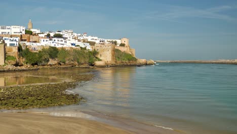 Statische-Ansicht-Des-Flusses-Bou-Regreg-Und-Des-Hafens,-Der-In-Rabat-In-Marokko-In-Den-Atlantik-Mündet,-Mit-Der-Alten-Festung-Mit-Blick-Auf-Die-Bucht