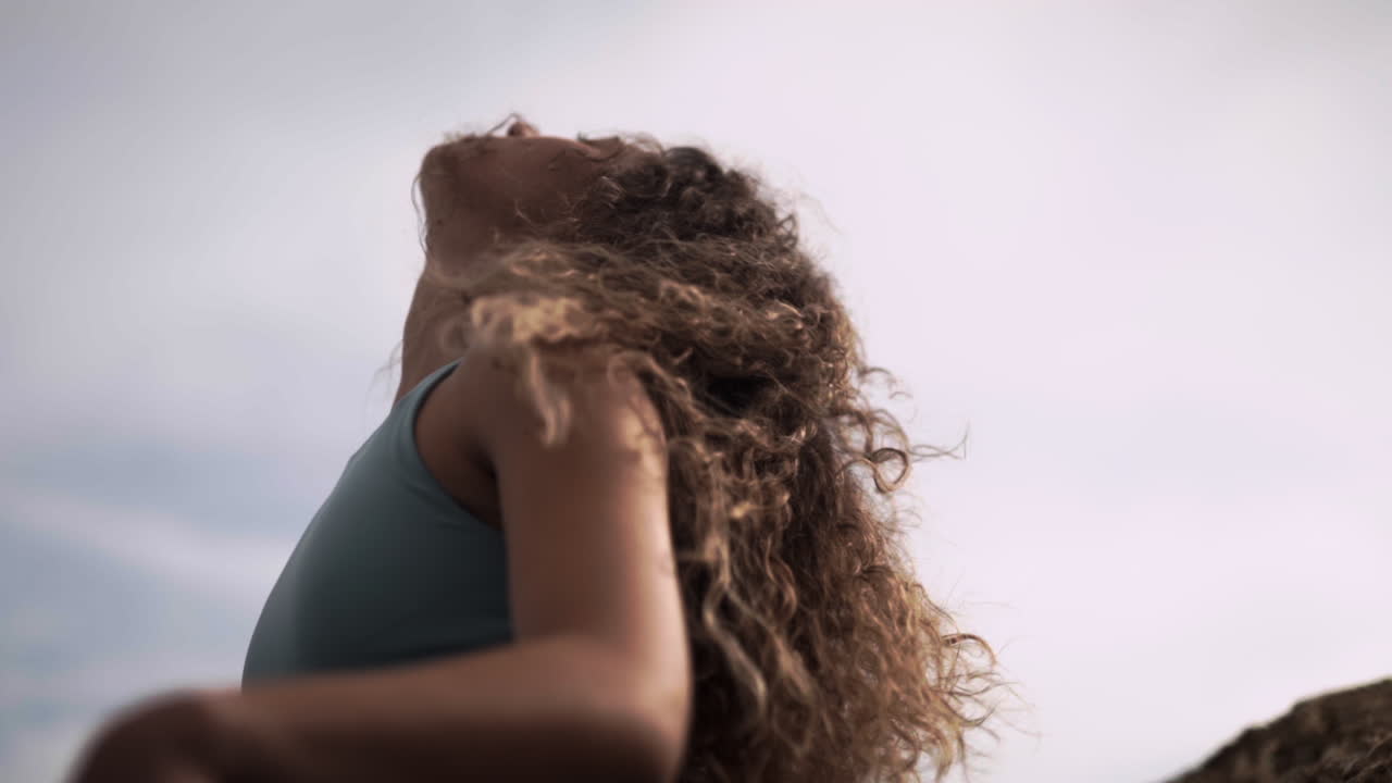 sentirse uno mismo respirando mientras medita mujer rizada