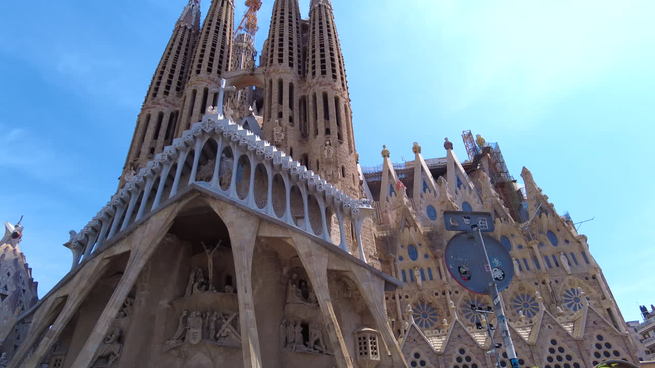 Blick auf die Basilika Sagrada Familia im Stadtteil Eixample von Barcelona, Katalonien, Spanien