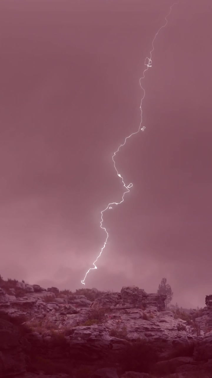 Composizione digitale di un effetto tuono su croce contro nuvole nel cielo.