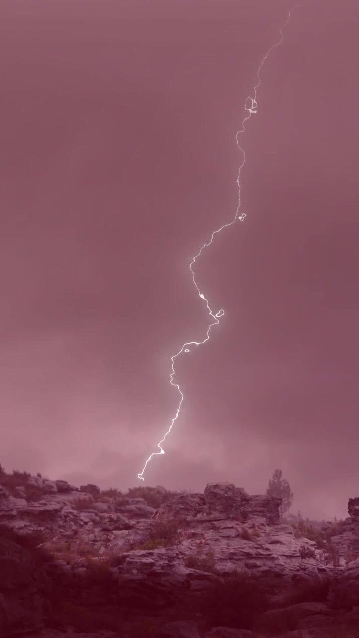 Composizione digitale di un effetto tuono su croce contro nuvole nel cielo.