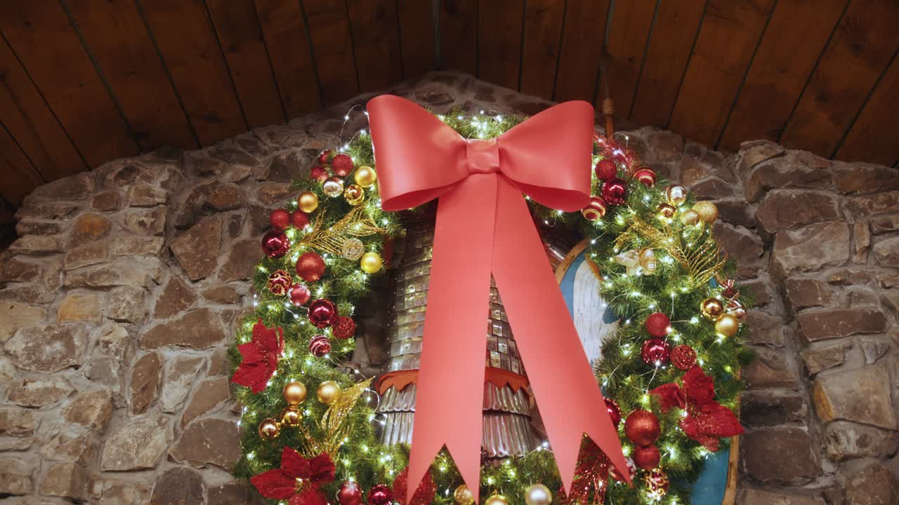 벽돌 벽에 아름다운 큰 새해의 꽃받침. 크리스마스를 위해 집을 장식. 인테리어 장식에 대한 상품 상점. 크리스마스 장식, 큰 둥근 크리스마스 꽃다발