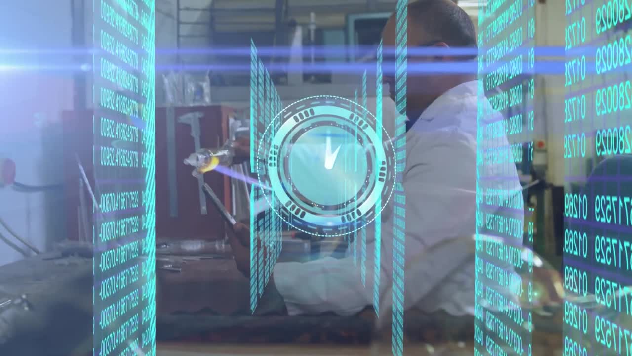animación de reloj en movimiento y procesamiento de datos sobre un científico masculino biracial que trabaja en el laboratorio