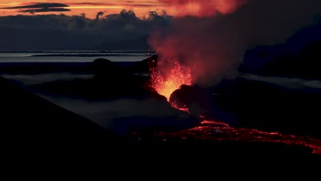 ejección de lava de la erupción del volcán litli-hrútur durante la puesta de sol en islandia