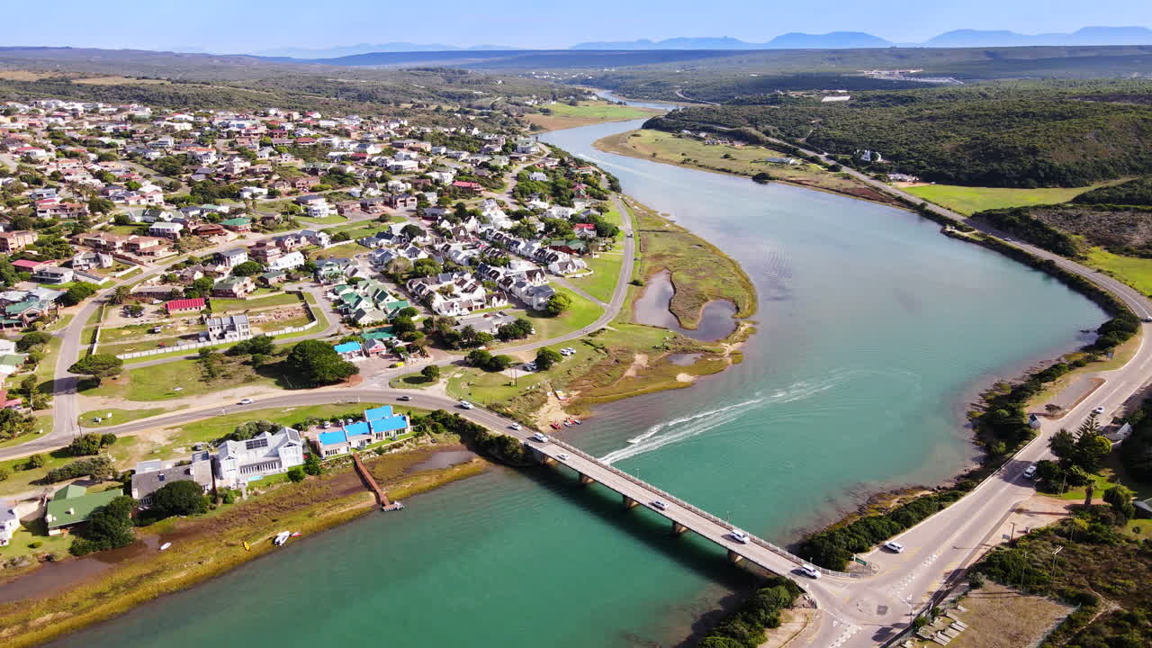 vista aérea del puente stilbaai con tráfico y embarcaciones de ocio en el río goukou