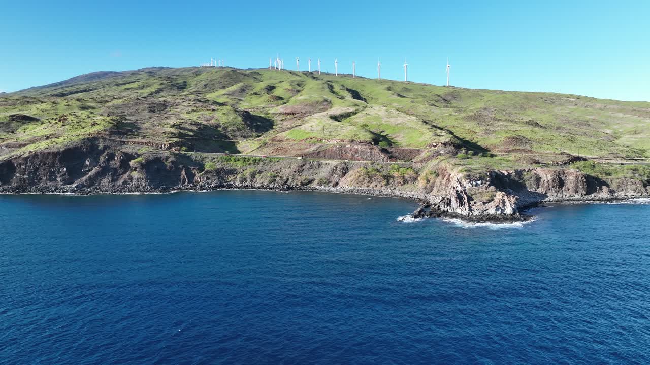 34개의 풍차를 사용하여 하와이 섬을 위한 자연적이고 깨끗하며 지속 가능한 에너지를 생성하는 웨스트 마우이 풍력 발전소의 멋진 전망
