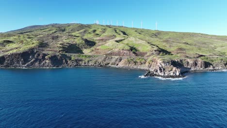 vistas espectaculares de un parque eólico del oeste de maui que utiliza 34 molinos de viento para generar energía natural, limpia y sostenible para la isla de hawaii
