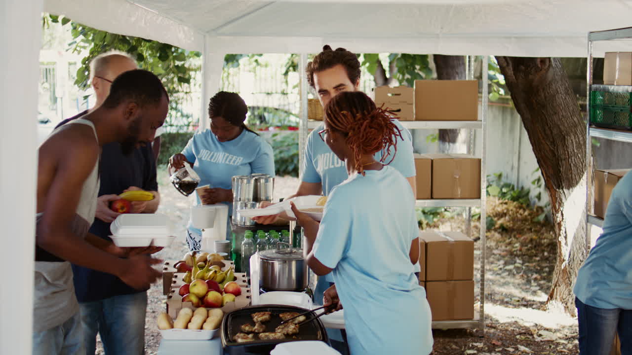 Voluntários oferecendo alimentos aos necessitados