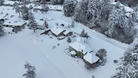 vista aérea de las casas en el estado de washington cubiertas por un manto fresco de nieve