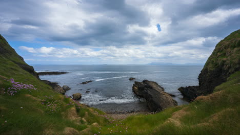 Lapso-De-Tiempo-De-La-Costa-Escarpada-Con-Nubes-En-Movimiento-Y-Rocas-Marinas-De-Pastizales-En-Aughris-Head-En-El-Condado-De-Sligo-En-El-Camino-Atlántico-Salvaje-En-Irlanda