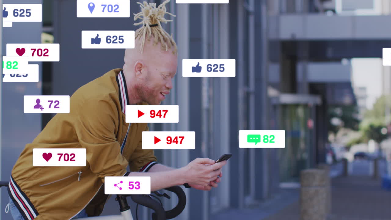 animación de iconos de las redes sociales sobre un hombre albino feliz con bicicleta usando un teléfono inteligente en la calle