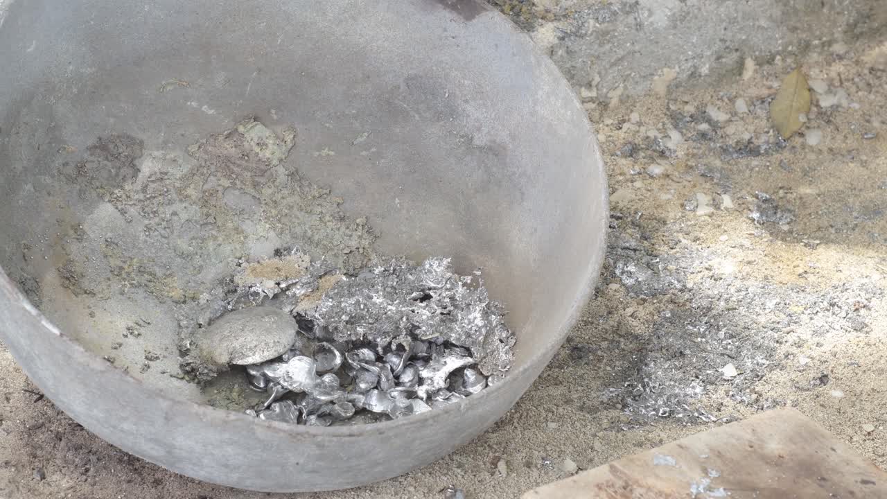 더러운 납의 녹음, 잔해가 녹은 납의 표면에 떠 있고 녹는 비에 남겨져, 금속 질감