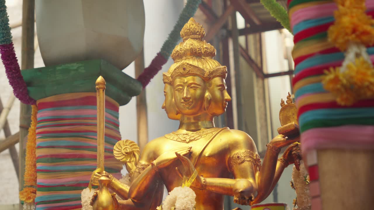 힌두교와 불교에서 4 얼굴의 신인 브라흐마 프라 프롬의 황금 동상 조각의 클로즈업