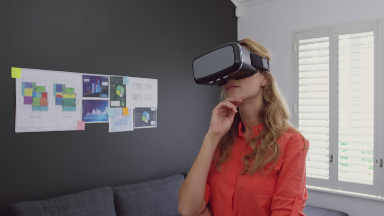 mujer ejecutiva usando auriculares de realidad virtual en una oficina moderna 4k