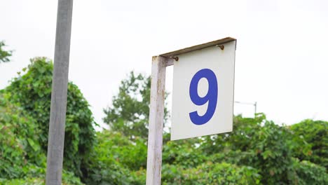 Positionstafel-Für-Zugbusse-Im-Bahnhof-Konkan