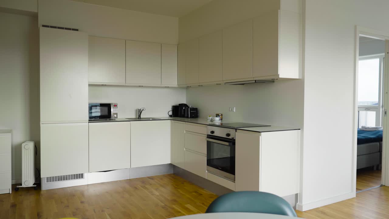 La cucina moderna e minimalista dell'appartamento
