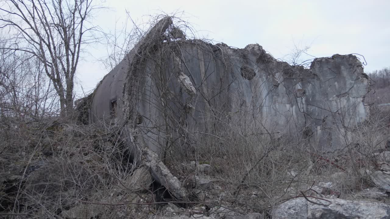 silo de hormigón abandonado colapsado. tiro panorámico