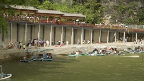 Turistas-Y-Gente-Local-En-Un-Doc-Cerca-Del-Río-Li-En-Guilin-China