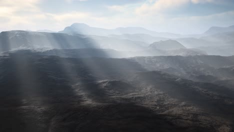 Vulkanische-Wüstenlandschaft-Aus-Der-Luft-Mit-Lichtstrahlen