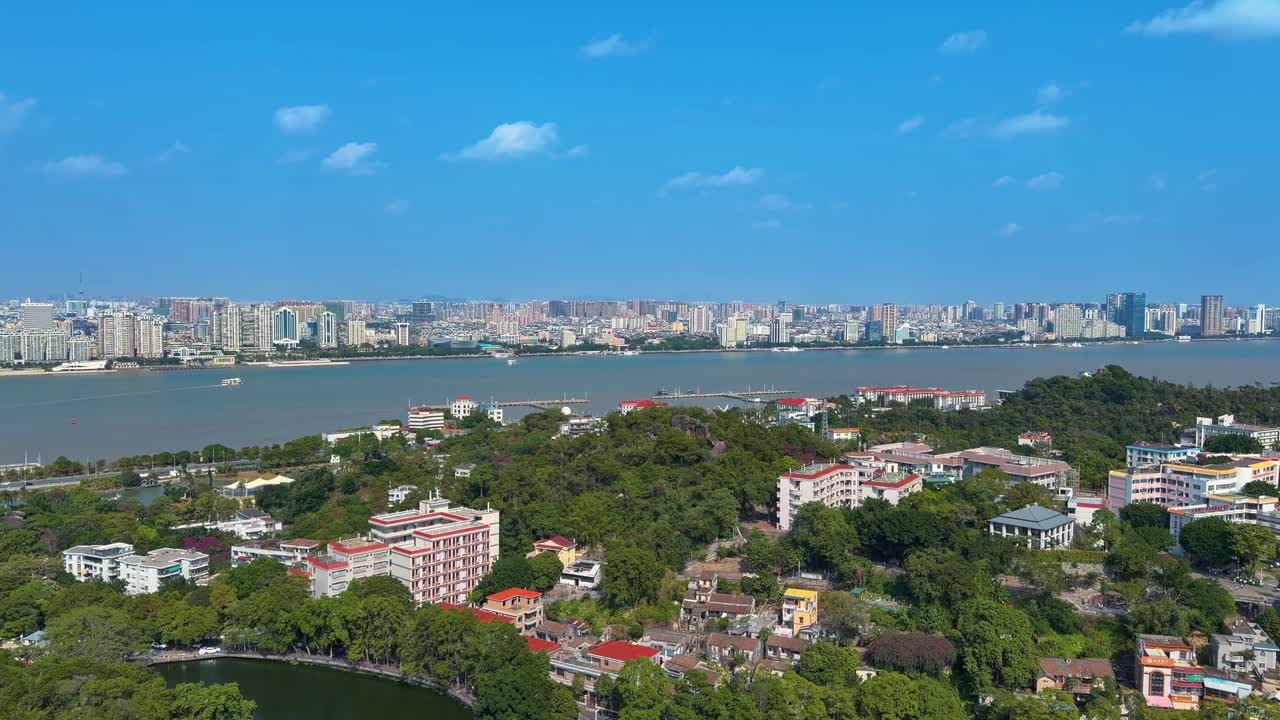 Shantou City Sykline e Mar Cinese Meridionale nella provincia di Guangdong, Cina. - pan shot