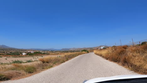 Gerade-Straße-Zwischen-Feldern-In-Der-Sonne-Herein