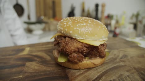 primer plano de una deliciosa hamburguesa con queso en una tabla cortada de madera en la cocina