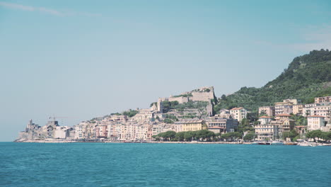 Portovenere-Visto-Desde-El-Agua,-Dolly-Move-Travel-From-A-Boat