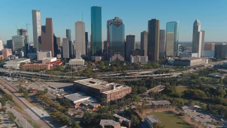 Vista-De-Drones-De-Rascacielos-En-El-área-Del-Centro-De-Houston