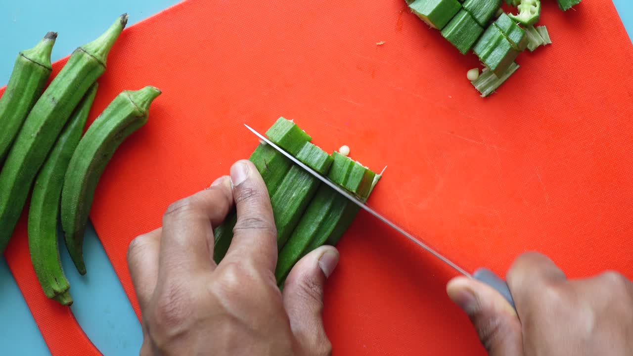 은 절단판 에 오크라 를 잘라내는 것