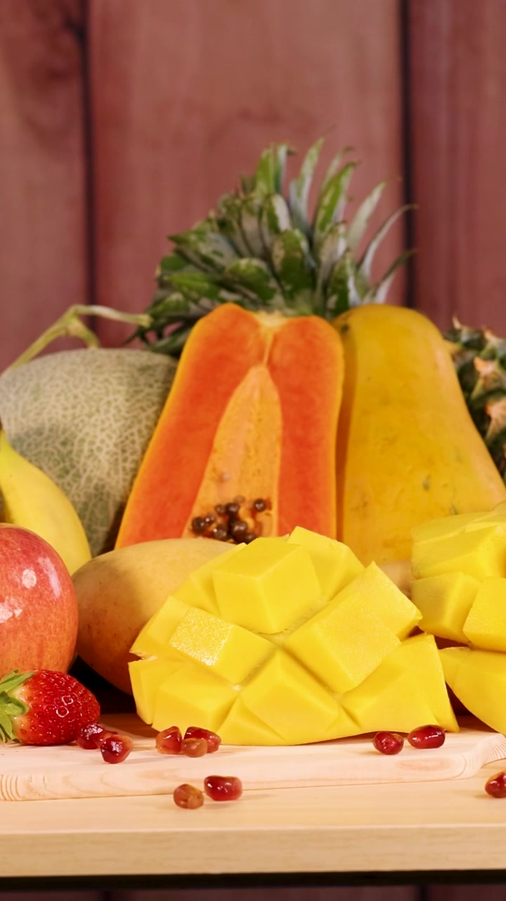 Una vivace esposizione di frutta fresca assortita
