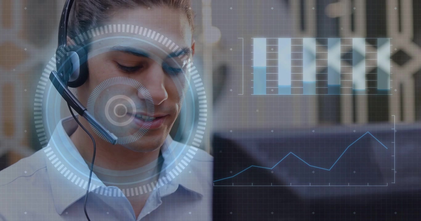 Video verticale: Operatore del supporto in camicia che parla al telefono, digita grafici alla scrivania con cuffie e microfono ad asta.