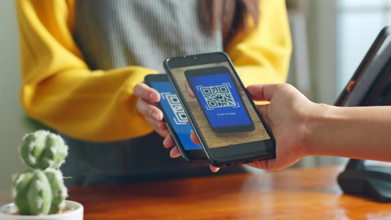 cliente que utiliza el teléfono para el pago en un café-restaurante, tecnología de código qr sin efectivo y concepto de transferencia de dinero