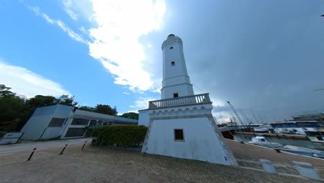 El-Faro-Blanco-En-El-Canal-Del-Puerto-En-Rimini,-Italia.