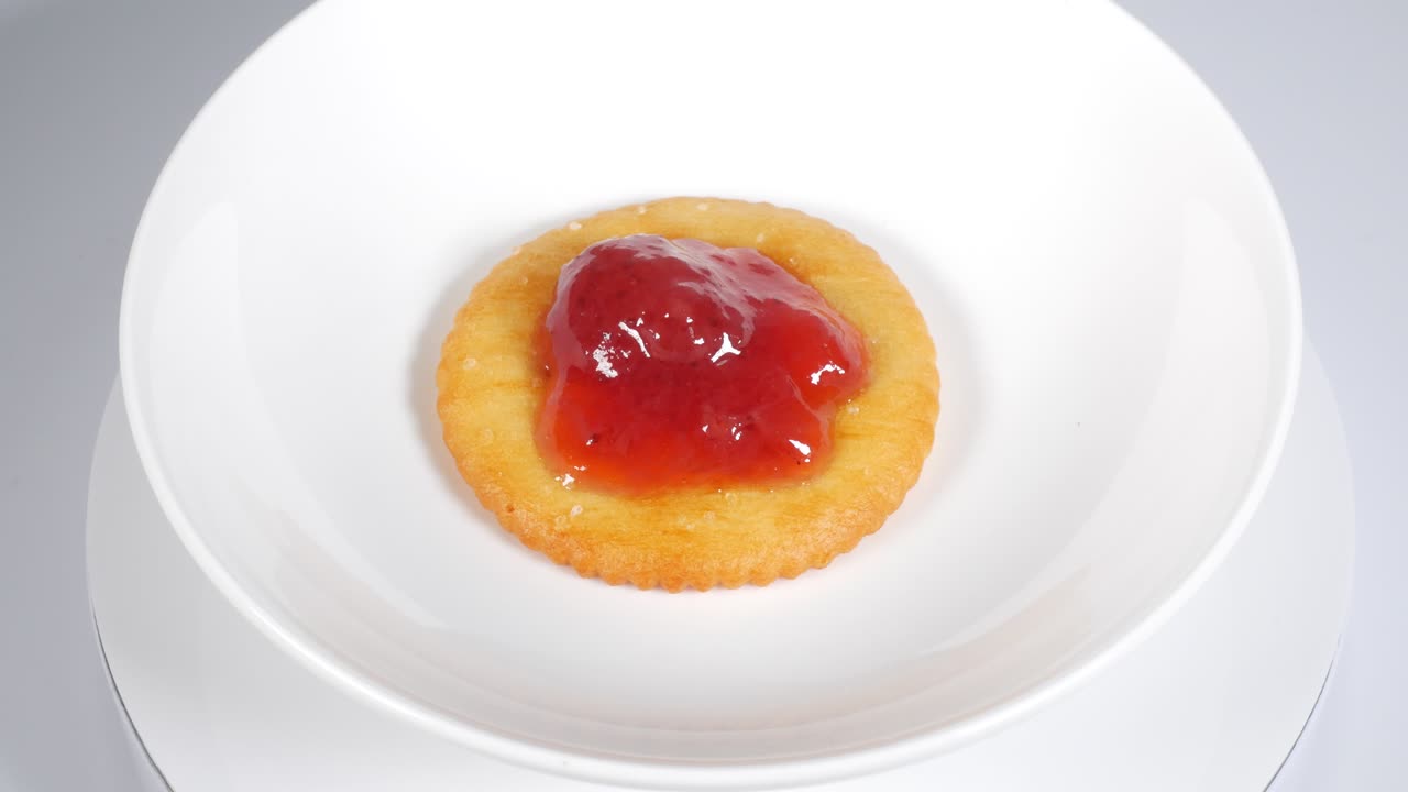 Round crackers with strawberry jam