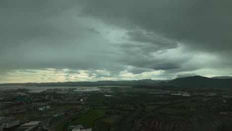 tiempo real piloto pov acercándose a un aeropuerto costero para aterrizar con tiempo tormentoso