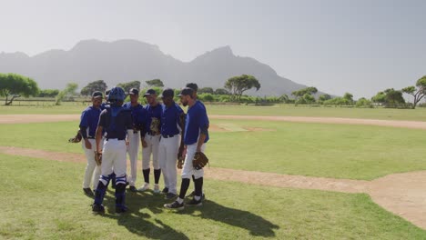 baseball players preparing the match