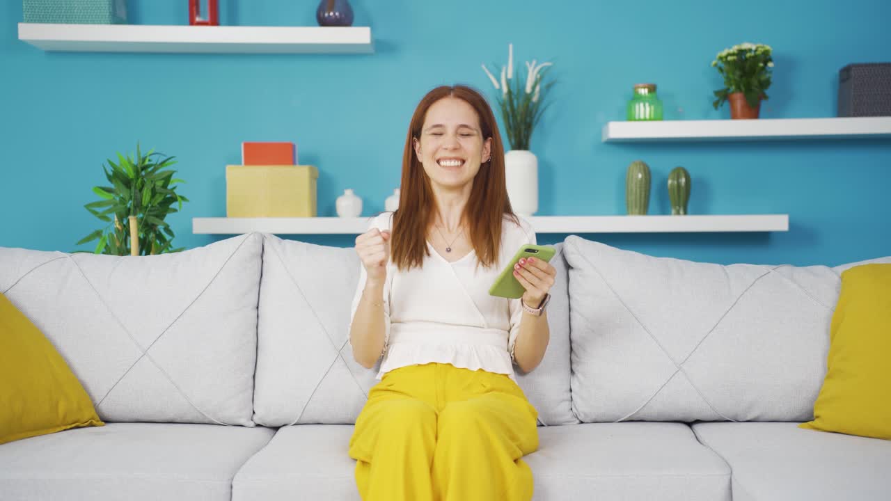 행복하고 문자 메시지를 보내는 젊은 여성.