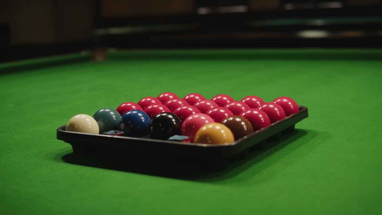 Palle da snooker colorate in primo piano su un tavolo da biliardo verde pronte per iniziare a giocare. Partita di snooker. Palle da biliardo con numeri su un tavolo da biliardo. Sport di squadra biliardo. Filmato 4k di alta qualità