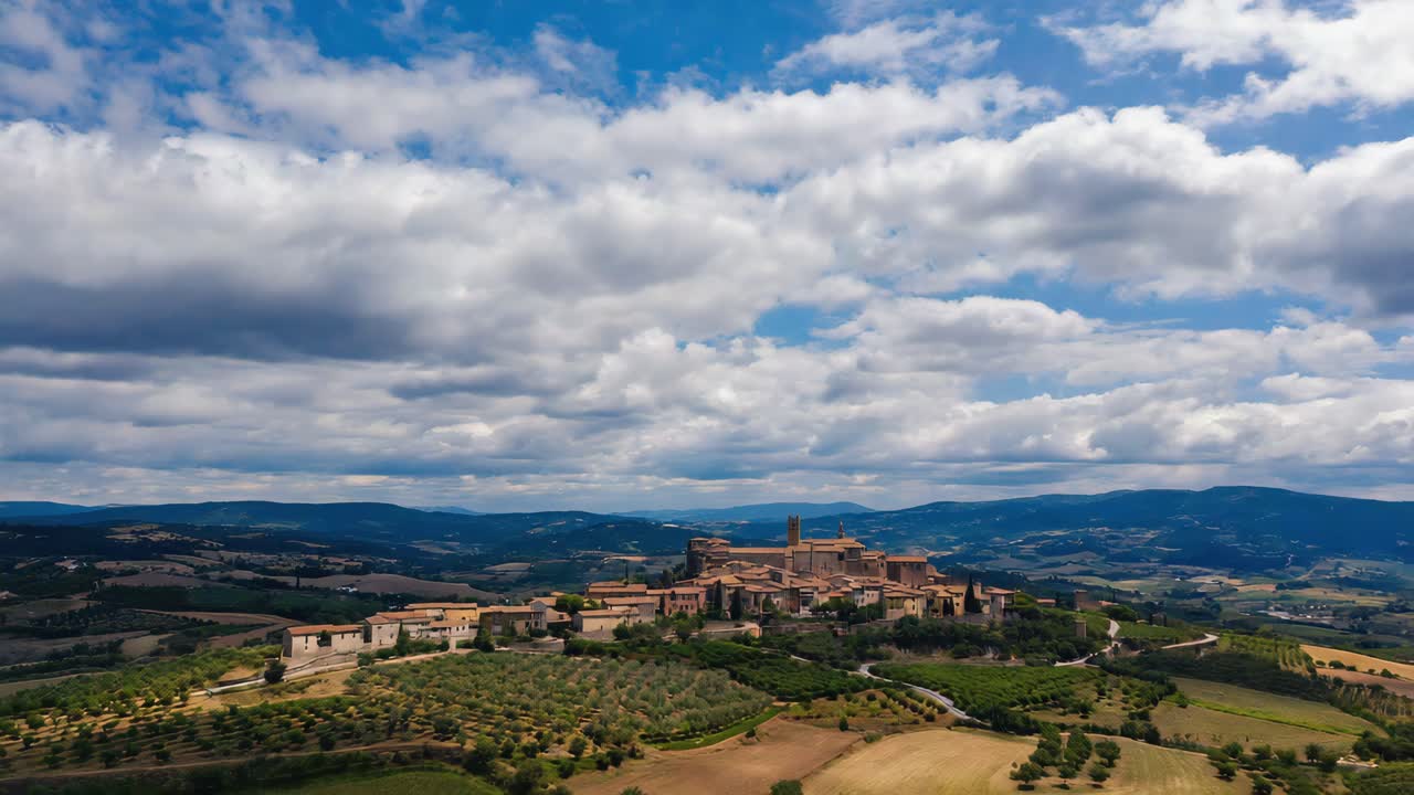 Vista panoramica di una storica città collinare nella campagna toscana