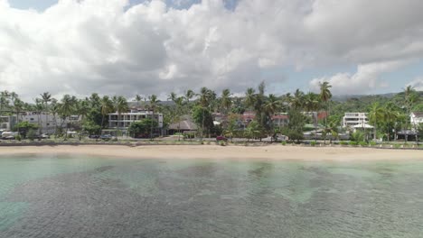 Acercándose-A-La-Antena-De-La-Costa-De-Las-Terrenas,-República-Dominicana