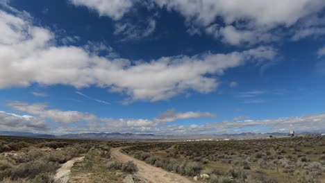 nubes rodando sobre el paisaje del desierto de mojave - lapso de tiempo panorámico de ángulo bajo