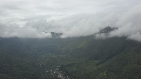 Hiperlapso-Aéreo-De-Drones-De-Una-Hermosa-Vista-Del-Paisaje-Con-Montañas-En-Guatemala,-América-Central