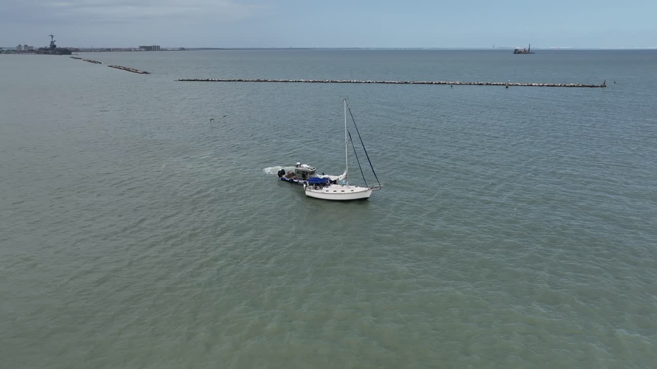 velero amarrado en la bahía de corpus christi y el agua po po visitando