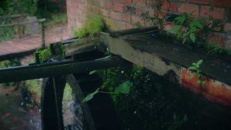 Molino-De-Agua-Rústico-Cámara-Lenta-Primer-Plano-De-Agua-Deslizándose-Hacia-Abajo